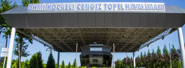 Cengiz Topel Havalimanı terminal girişi