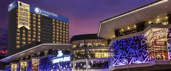 CanPark AVM girişinin gece görünümü