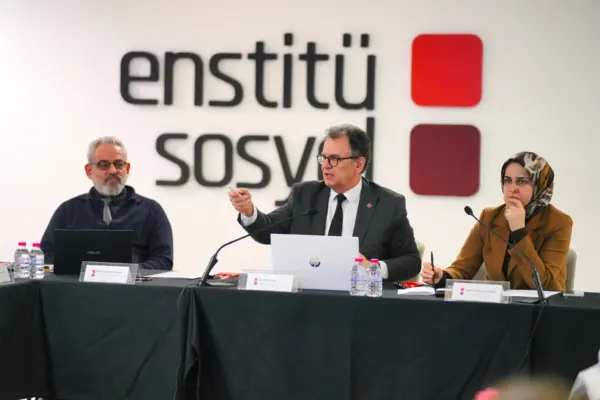 Enstitü Sosyal toplantı salonunda bir çalıştay